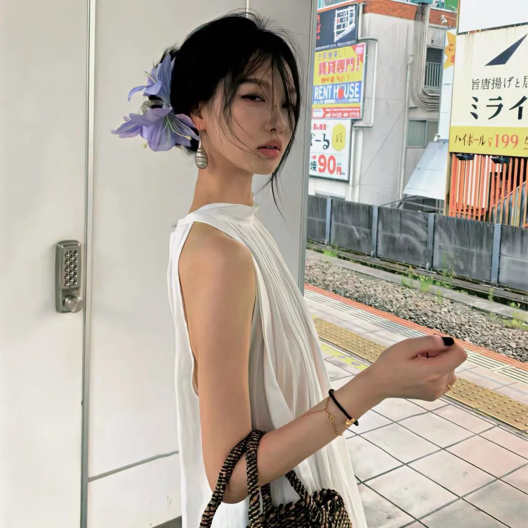 圆肚子女孩